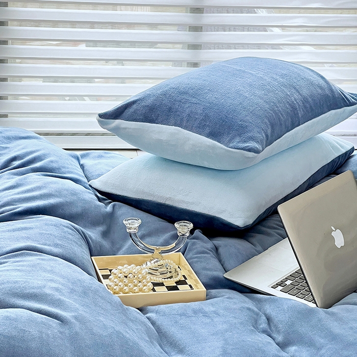 91家纺网 家纺一手货源 找家纺 梵克保罗 2025秋冬新款ins风小红书高克重纯色双拼牛奶绒单被套 月光雾蓝