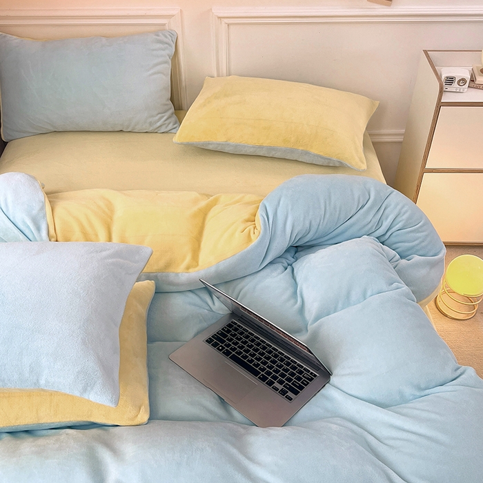 91家纺网 家纺一手货源 找家纺 梵克保罗 2025秋冬新款ins风小红书高克重纯色双拼牛奶绒单被套 浅蓝芝士