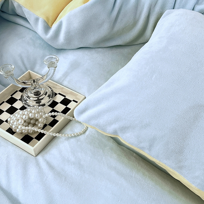 91家纺网 家纺一手货源 找家纺 梵克保罗 2025秋冬新款ins风小红书高克重纯色双拼牛奶绒单被套 浅蓝芝士