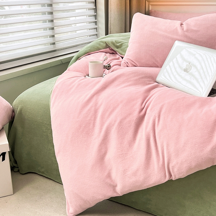 91家纺网 家纺一手货源 找家纺 梵克保罗 2025秋冬新款ins风小红书高克重纯色双拼牛奶绒单被套 莓莓生椰