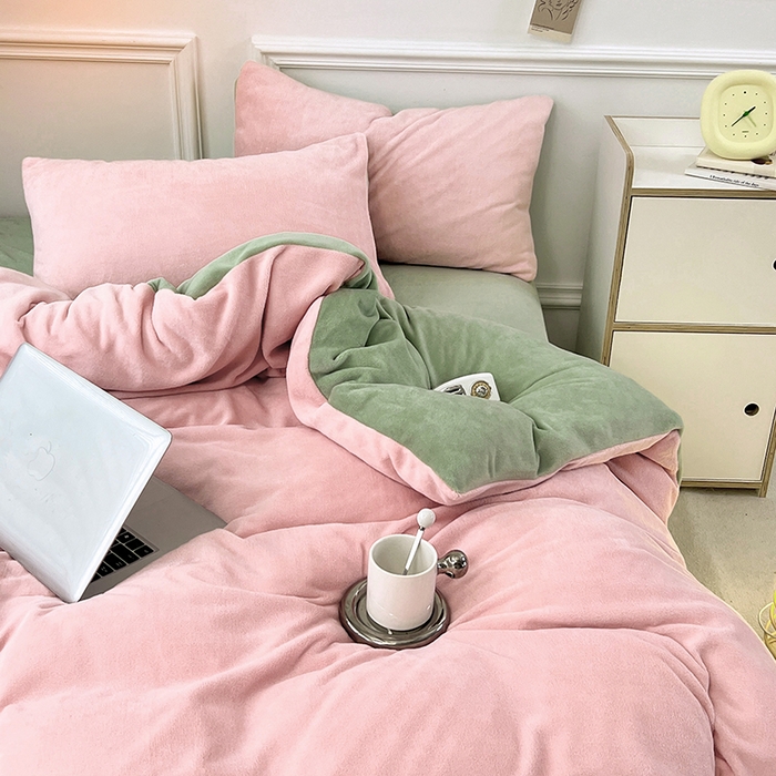 91家纺网 家纺一手货源 找家纺 梵克保罗 2025秋冬新款ins风小红书高克重纯色双拼牛奶绒单被套 莓莓生椰