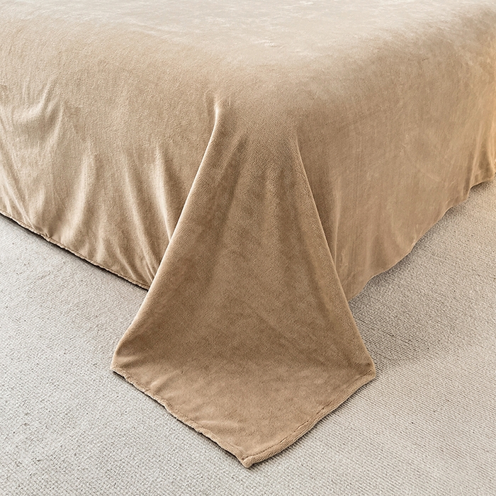 91家纺网 家纺一手货源 找家纺 梵克保罗 2025秋冬新款ins风小红书高克重纯色双拼牛奶绒单被套 炭烤起司