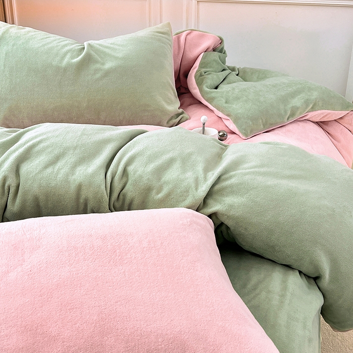 91家纺网 家纺一手货源 找家纺 梵克保罗 2025秋冬新款ins风小红书高克重纯色双拼牛奶绒单被套 莓莓生椰