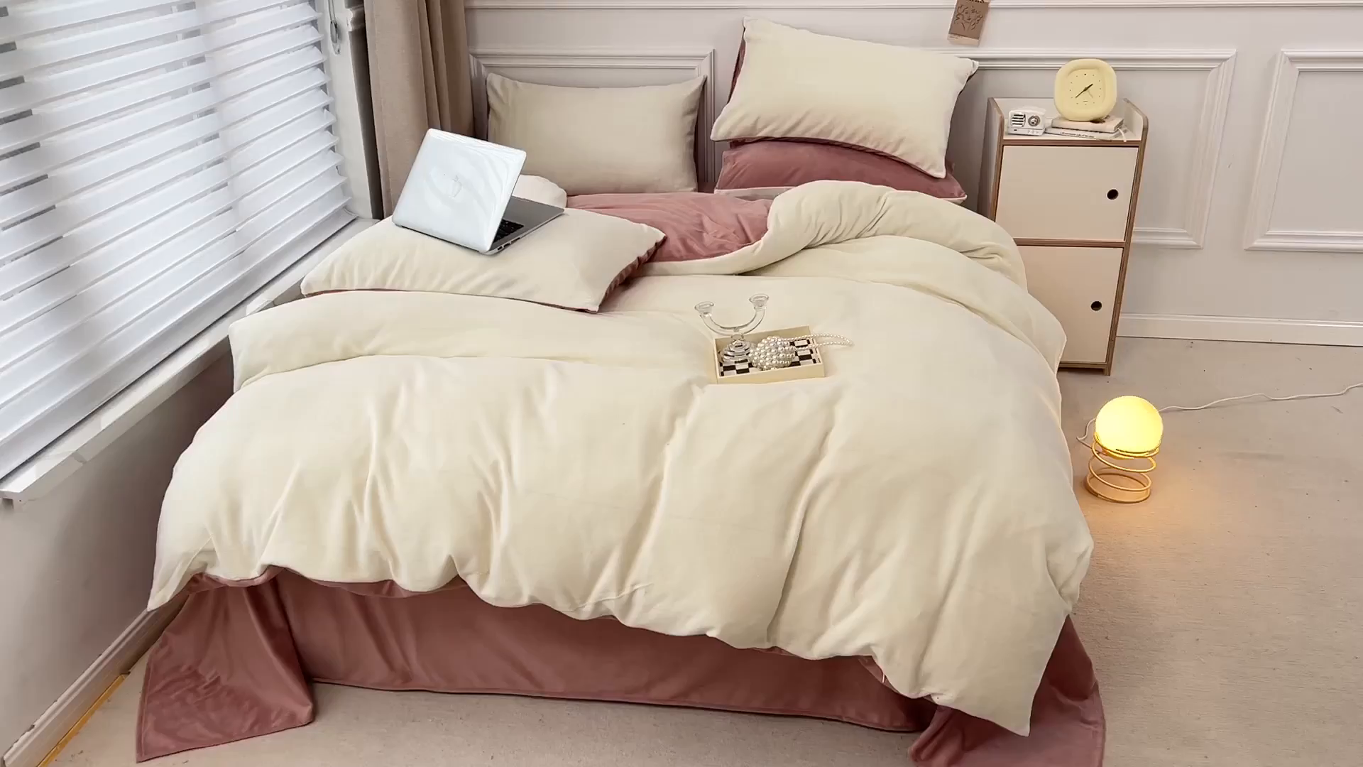 91家纺网 家纺一手货源 找家纺 梵克保罗 2025秋冬新款ins风小红书高克重纯色双拼牛奶绒单被套 奶白豆沙