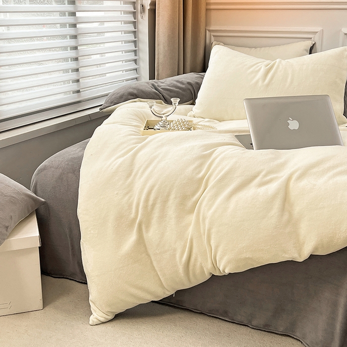 91家纺网 家纺一手货源 找家纺 梵克保罗 2025秋冬新款ins风小红书高克重纯色双拼牛奶绒单被套 奶白拿铁