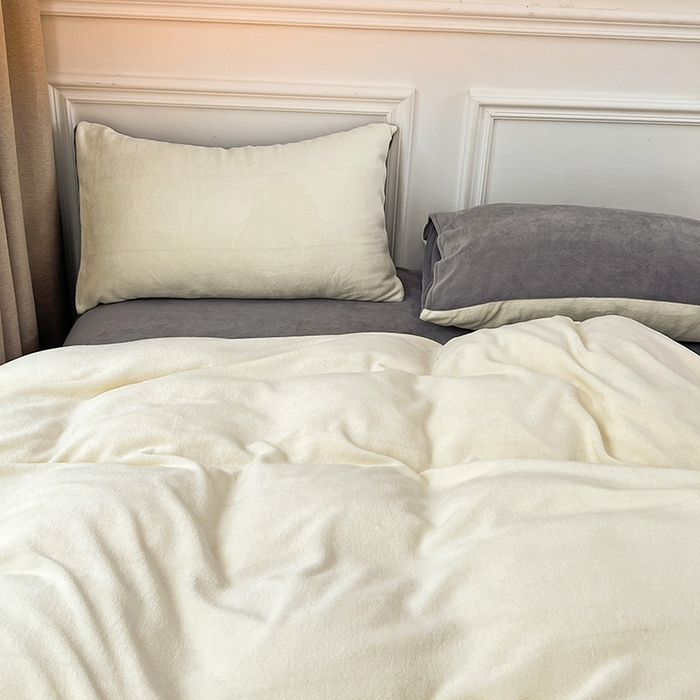 91家纺网 家纺一手货源 找家纺 梵克保罗 2025秋冬新款ins风小红书高克重纯色双拼牛奶绒单被套 奶白拿铁