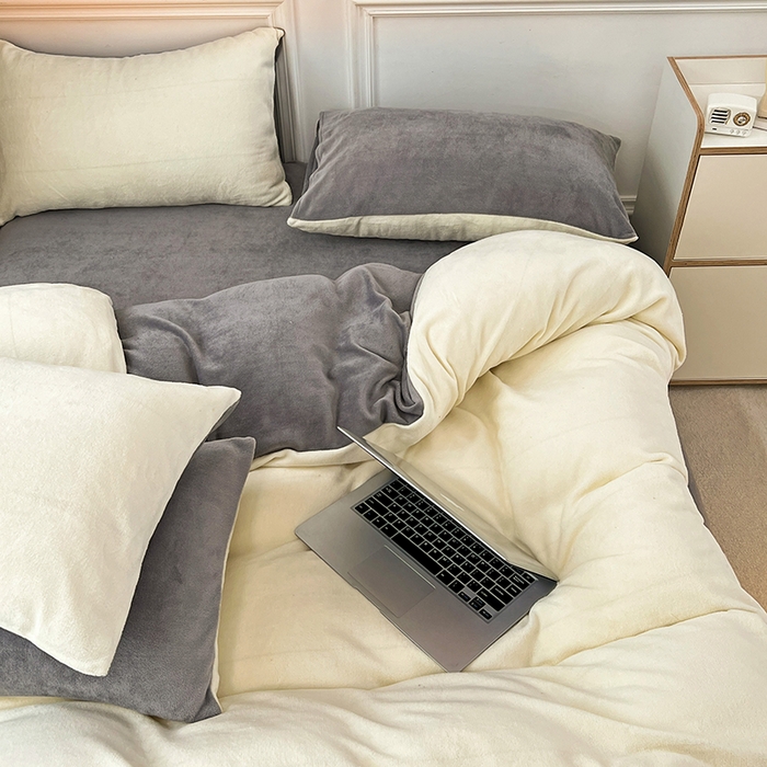 91家纺网 家纺一手货源 找家纺 梵克保罗 2025秋冬新款ins风小红书高克重纯色双拼牛奶绒单被套 奶白拿铁