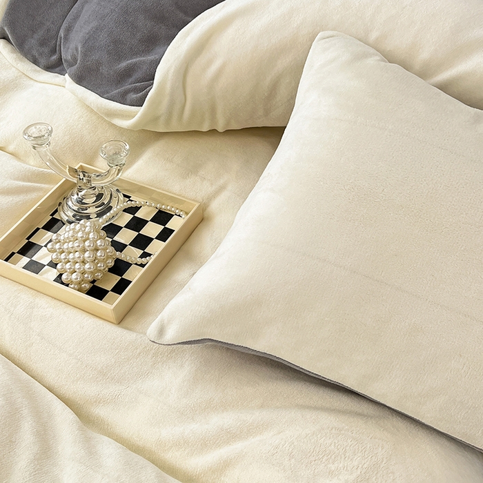 91家纺网 家纺一手货源 找家纺 梵克保罗 2025秋冬新款ins风小红书高克重纯色双拼牛奶绒单被套 奶白拿铁