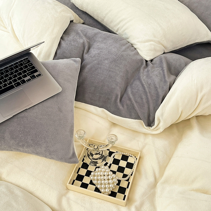 91家纺网 家纺一手货源 找家纺 梵克保罗 2025秋冬新款ins风小红书高克重纯色双拼牛奶绒单被套 奶白拿铁