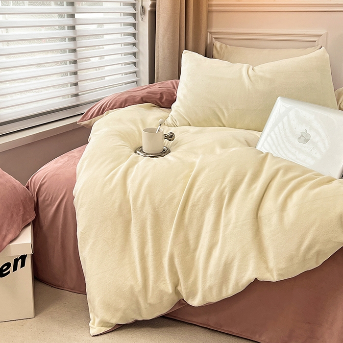 91家纺网 家纺一手货源 找家纺 梵克保罗 2025秋冬新款ins风小红书高克重纯色双拼牛奶绒单被套三件套四件套系列 奶白豆沙