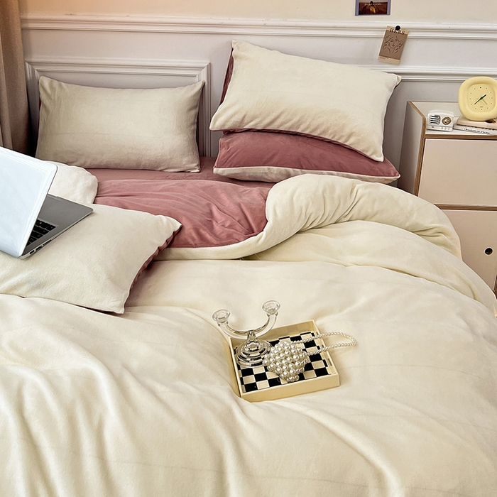 91家纺网 家纺一手货源 找家纺 梵克保罗 2025秋冬新款ins风小红书高克重纯色双拼牛奶绒单被套三件套四件套系列 奶白豆沙