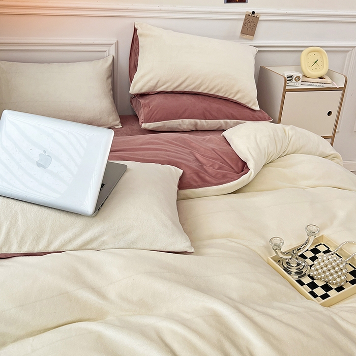 91家纺网 家纺一手货源 找家纺 梵克保罗 2025秋冬新款ins风小红书高克重纯色双拼牛奶绒单被套三件套四件套系列 奶白豆沙