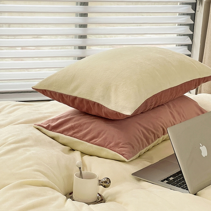 91家纺网 家纺一手货源 找家纺 梵克保罗 2025秋冬新款ins风小红书高克重纯色双拼牛奶绒单被套三件套四件套系列 奶白豆沙