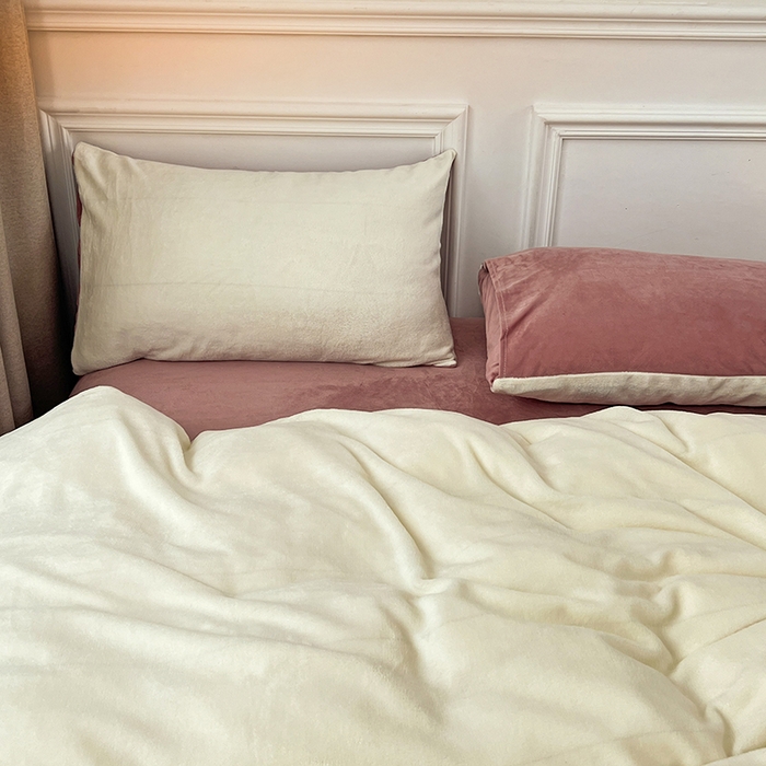 91家纺网 家纺一手货源 找家纺 梵克保罗 2025秋冬新款ins风小红书高克重纯色双拼牛奶绒单被套三件套四件套系列 奶白豆沙