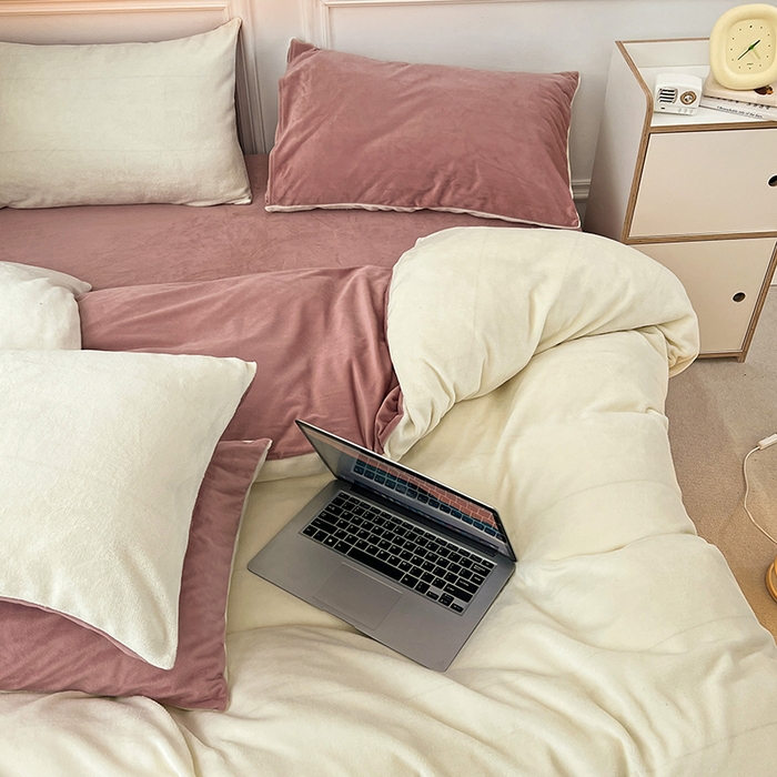 91家纺网 家纺一手货源 找家纺 梵克保罗 2025秋冬新款ins风小红书高克重纯色双拼牛奶绒单被套三件套四件套系列 奶白豆沙