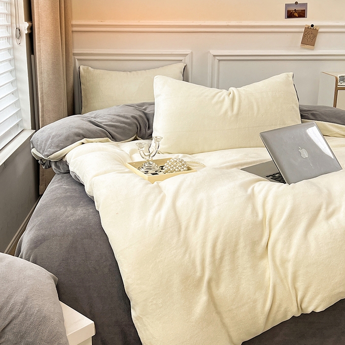 91家纺网 家纺一手货源 找家纺 梵克保罗 2025秋冬新款ins风小红书高克重纯色双拼牛奶绒单被套三件套四件套系列 奶白拿铁