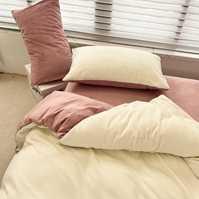 91家纺网 家纺一手货源 找家纺 梵克保罗 2025秋冬新款ins风小红书高克重纯色双拼牛奶绒单被套三件套四件套系列 奶白豆沙