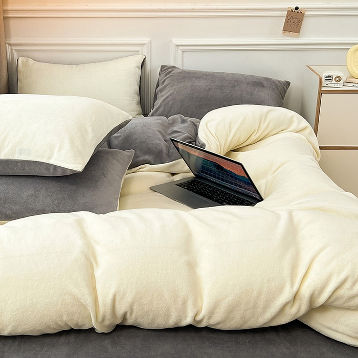 91家纺网 家纺一手货源 找家纺 梵克保罗 2025秋冬新款ins风小红书高克重纯色双拼牛奶绒单被套三件套四件套系列 奶白拿铁