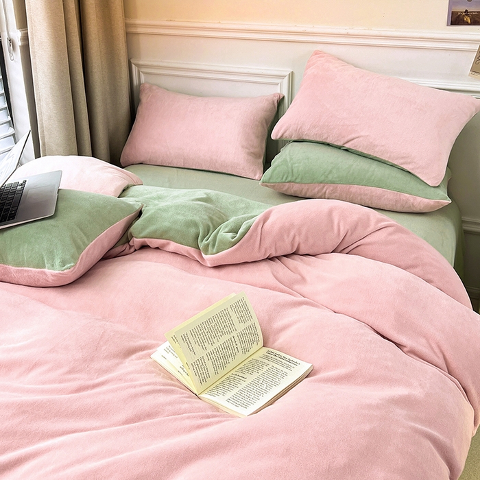 91家纺网 家纺一手货源 找家纺 （总）梵克保罗 2025秋冬新款ins风小红书高克重纯色双拼牛奶绒单被套三件套四件套系列