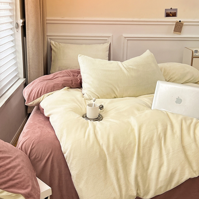 91家纺网 家纺一手货源 找家纺 梵克保罗 2025秋冬新款ins风小红书高克重纯色双拼牛奶绒单被套三件套四件套系列 奶白豆沙