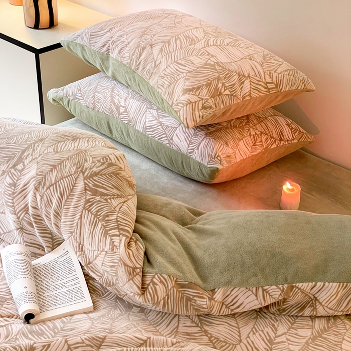 91家纺网 家纺一手货源 找家纺 雅居纺家纺 2025新款花卉雕花绒加厚保暖四件套 深色树叶