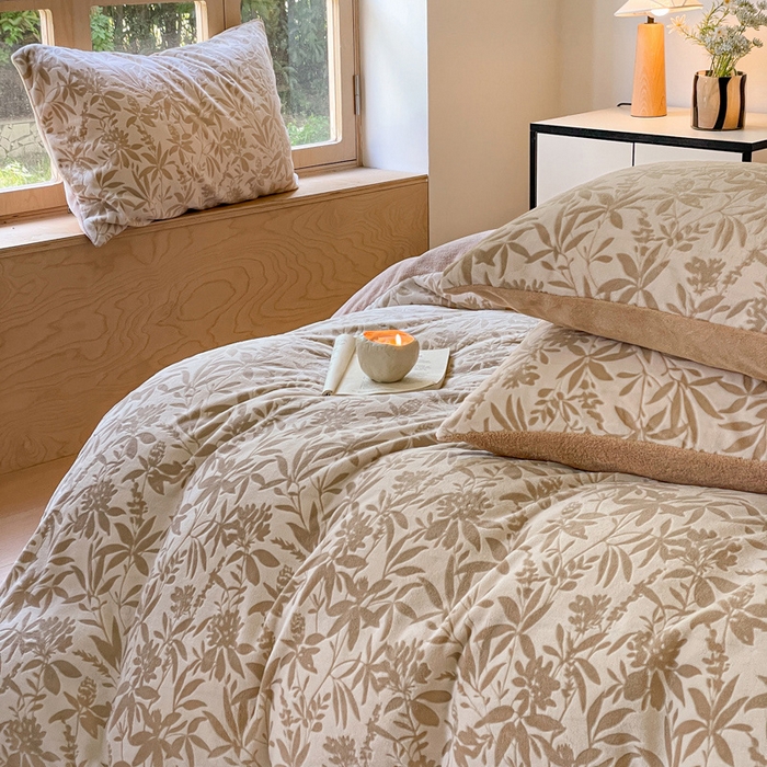 91家纺网 家纺一手货源 找家纺 雅居纺家纺 2025新款花卉雕花绒加厚保暖四件套 花漾-米驼