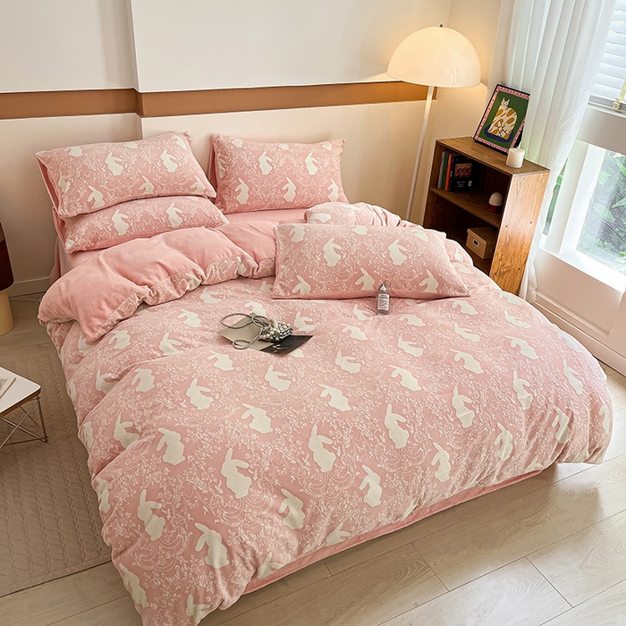 91家纺网 家纺一手货源 找家纺 雅居纺家纺 2025新款花卉雕花绒加厚保暖四件套 小兔兔-粉