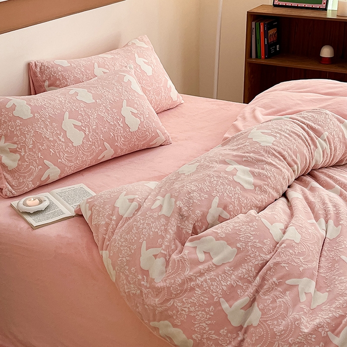 91家纺网 家纺一手货源 找家纺 雅居纺家纺 2025新款花卉雕花绒加厚保暖四件套 小兔兔-粉