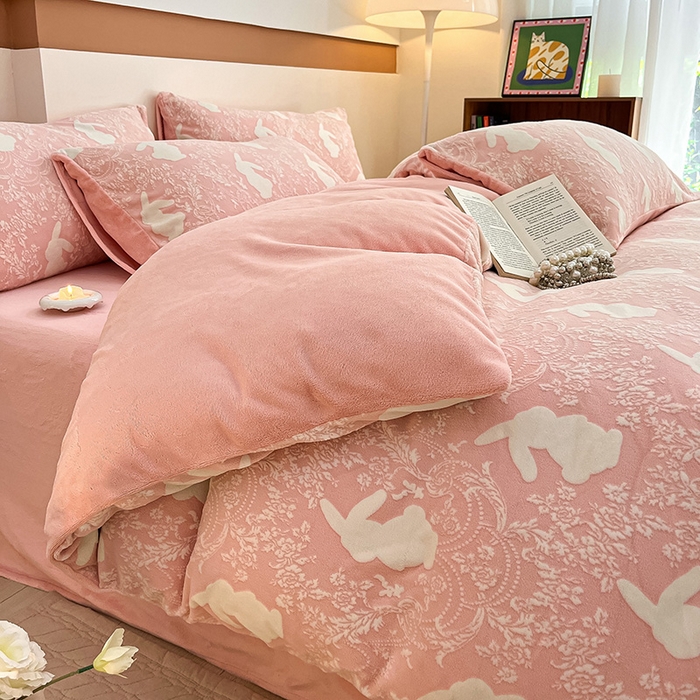 91家纺网 家纺一手货源 找家纺 雅居纺家纺 2025新款花卉雕花绒加厚保暖四件套 小兔兔-粉