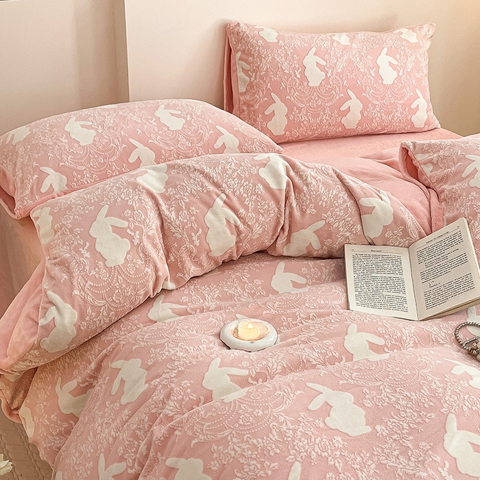 91家纺网 家纺一手货源 找家纺 雅居纺家纺 2025新款花卉雕花绒加厚保暖四件套 小兔兔-粉