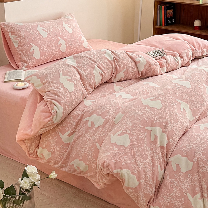 91家纺网 家纺一手货源 找家纺 雅居纺家纺 2025新款花卉雕花绒加厚保暖四件套 小兔兔-粉