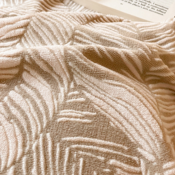 91家纺网 家纺一手货源 找家纺 雅居纺家纺 2025新款花卉雕花绒加厚保暖四件套 深色树叶