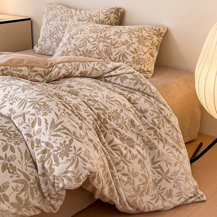 91家纺网 家纺一手货源 找家纺 雅居纺家纺 2025新款花卉雕花绒加厚保暖四件套 花漾-米驼