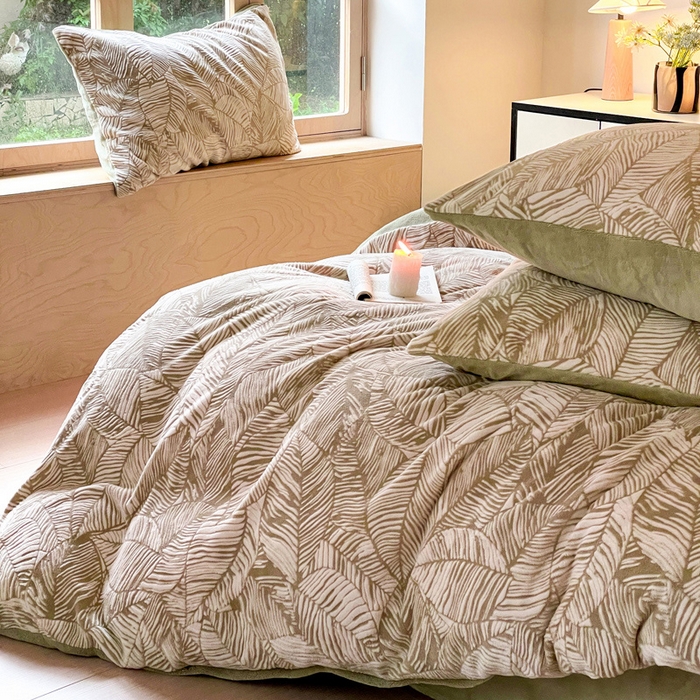 91家纺网 家纺一手货源 找家纺 雅居纺家纺 2025新款花卉雕花绒加厚保暖四件套 深色树叶