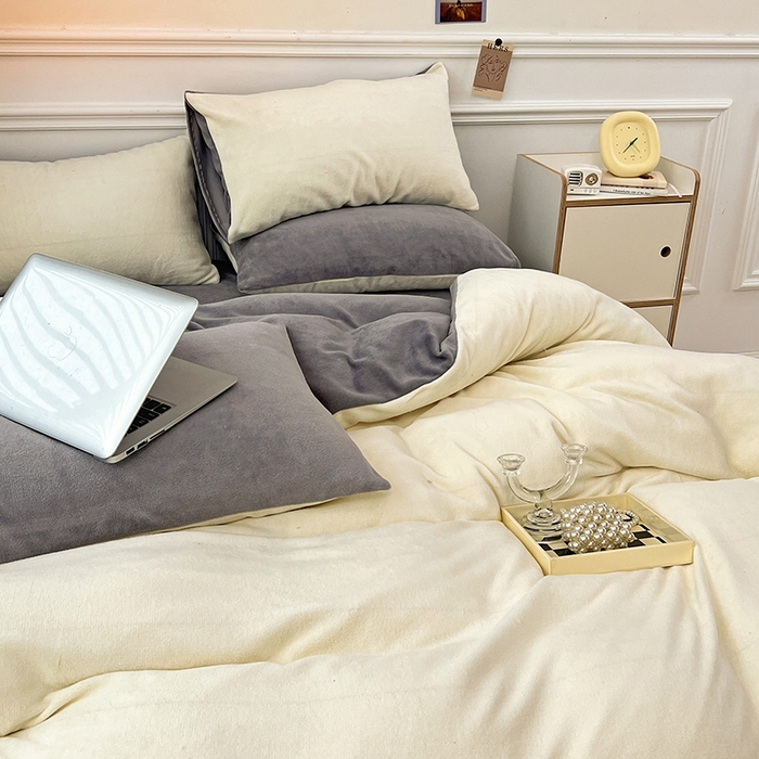 91家纺网 家纺一手货源 找家纺 梵克保罗 2025秋冬新款ins风小红书高克重纯色双拼牛奶绒单被套三件套四件套系列 奶白拿铁