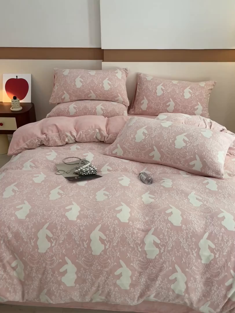 91家纺网 家纺一手货源 找家纺 雅居纺家纺 2025新款花卉雕花绒加厚保暖四件套 小兔兔-粉