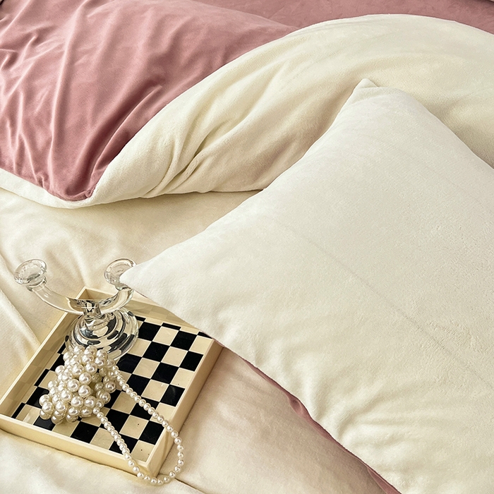 91家纺网 家纺一手货源 找家纺 梵克保罗 2025秋冬新款ins风小红书高克重纯色双拼牛奶绒单被套三件套四件套系列 奶白豆沙