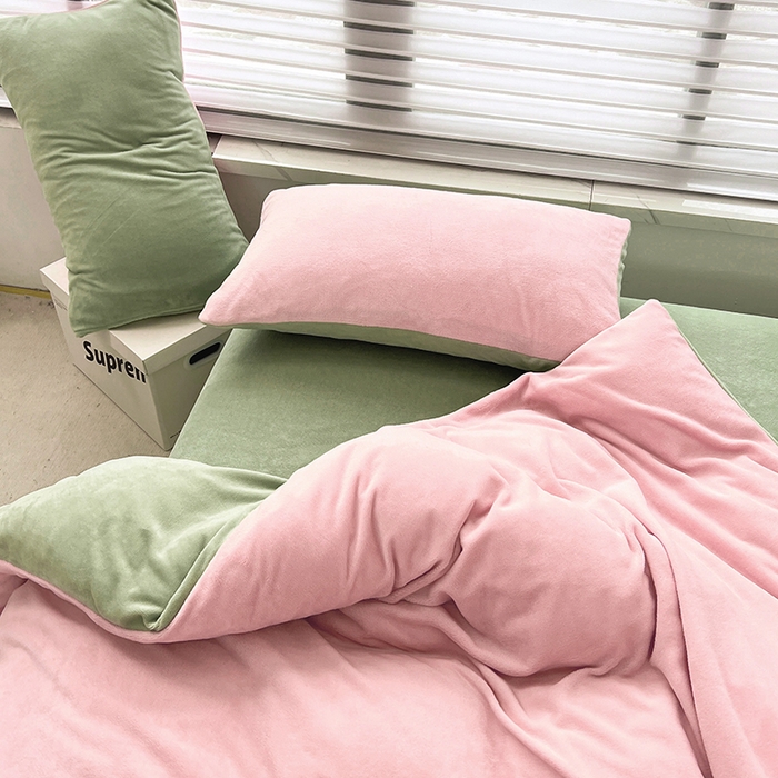 91家纺网 家纺一手货源 找家纺 梵克保罗 2025秋冬新款ins风小红书高克重纯色双拼牛奶绒单被套三件套四件套系列 莓莓生椰