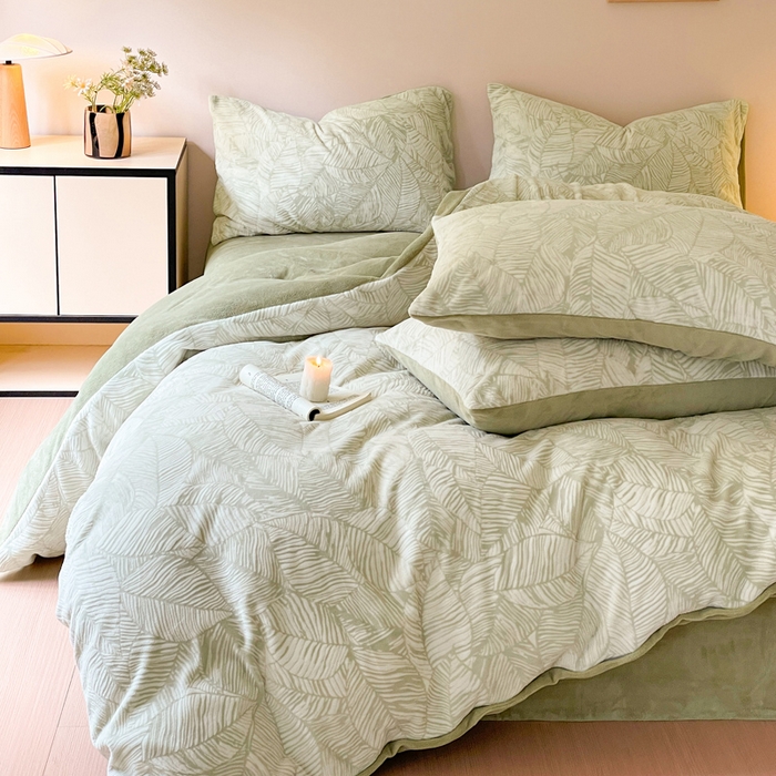 91家纺网 家纺一手货源 找家纺 雅居纺家纺 2025新款花卉雕花绒加厚保暖四件套 绿色树叶