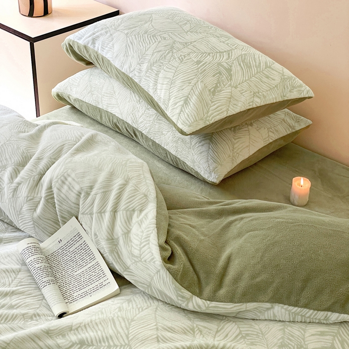 91家纺网 家纺一手货源 找家纺 雅居纺家纺 2025新款花卉雕花绒加厚保暖四件套 绿色树叶