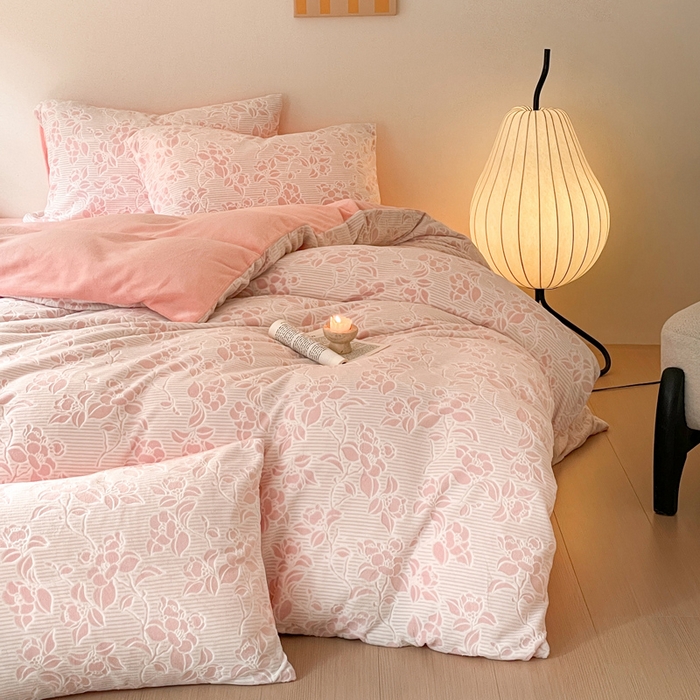 91家纺网 家纺一手货源 找家纺 雅居纺家纺 2025新款花卉雕花绒加厚保暖四件套 粉色情怀