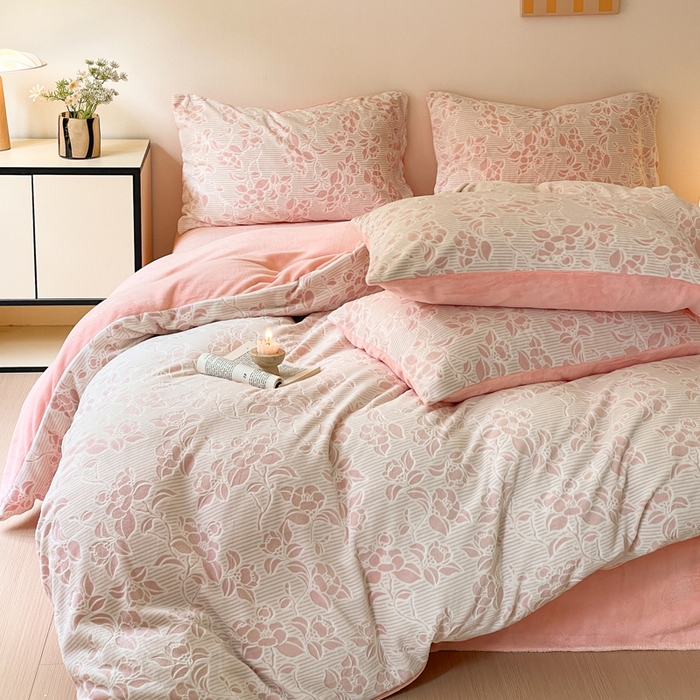 91家纺网 家纺一手货源 找家纺 雅居纺家纺 2025新款花卉雕花绒加厚保暖四件套 粉色情怀