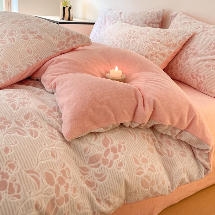 91家纺网 家纺一手货源 找家纺 雅居纺家纺 2025新款花卉雕花绒加厚保暖四件套 粉色情怀