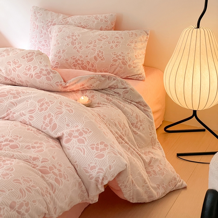 91家纺网 家纺一手货源 找家纺 雅居纺家纺 2025新款花卉雕花绒加厚保暖四件套 粉色情怀