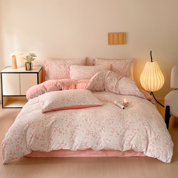 91家纺网 家纺一手货源 找家纺 雅居纺家纺 2025新款花卉雕花绒加厚保暖四件套 粉色情怀