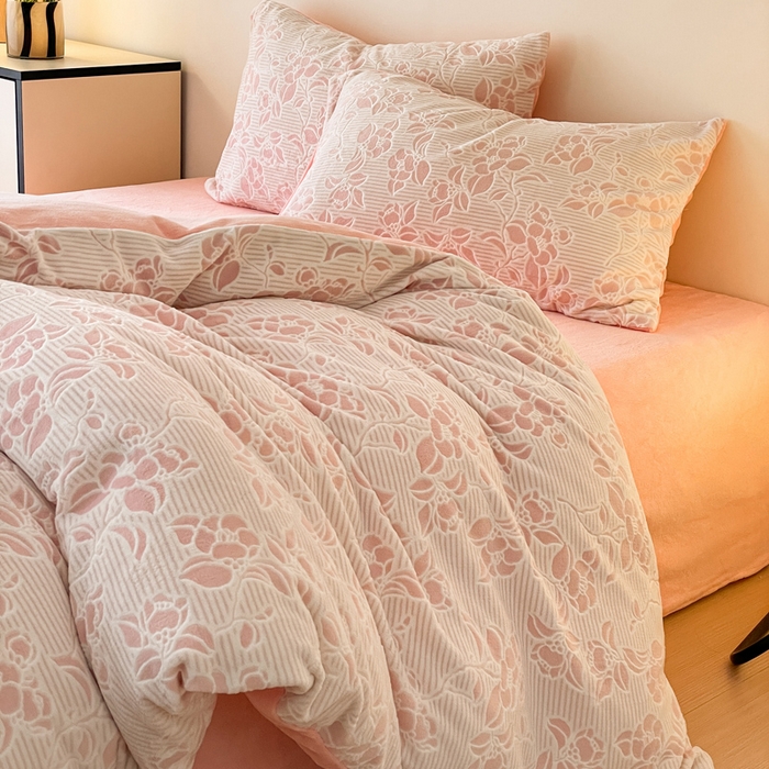 91家纺网 家纺一手货源 找家纺 雅居纺家纺 2025新款花卉雕花绒加厚保暖四件套 粉色情怀