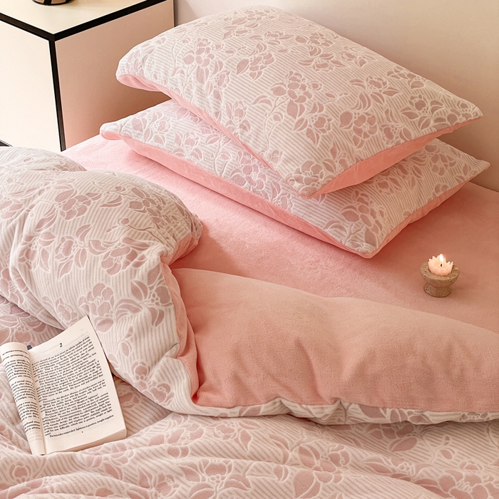 91家纺网 家纺一手货源 找家纺 雅居纺家纺 2025新款花卉雕花绒加厚保暖四件套 粉色情怀