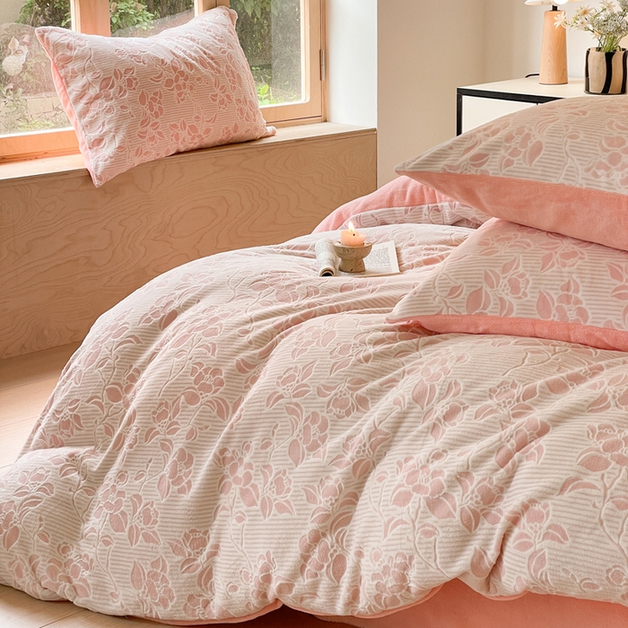 91家纺网 家纺一手货源 找家纺 雅居纺家纺 2025新款花卉雕花绒加厚保暖四件套 粉色情怀