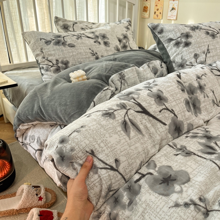 91家纺网 家纺一手货源 找家纺 雅居纺家纺 2025新款花卉雕花绒加厚保暖四件套 柏林梦境-灰