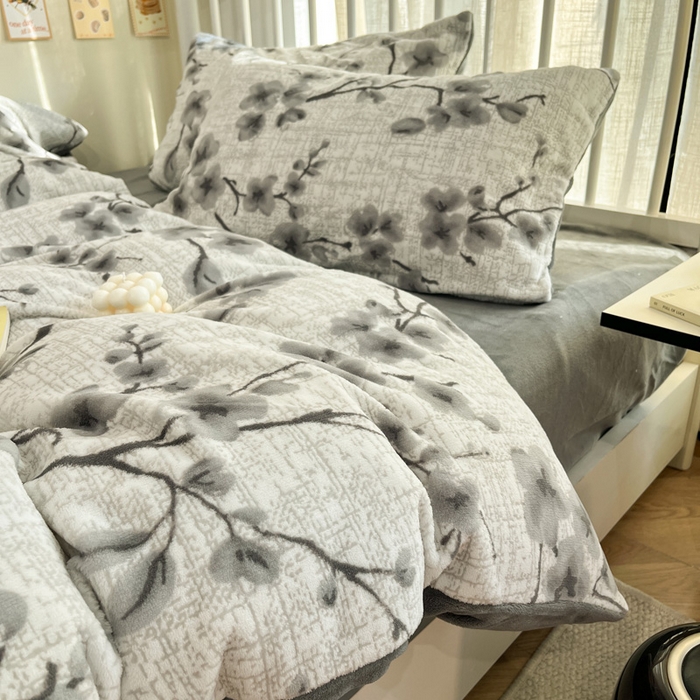 91家纺网 家纺一手货源 找家纺 雅居纺家纺 2025新款花卉雕花绒加厚保暖四件套 柏林梦境-灰